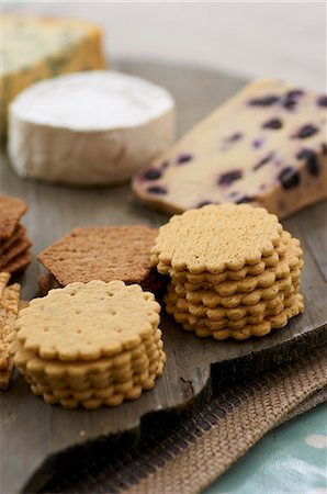 A cheese platter with various crackers Stock Photo - Premium Royalty-Free, Code: 659-06901625