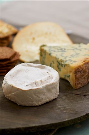 Various Cheese on Wooden Breadboards Foto de stock - Royalty Free Premium, Número: 659-06901627