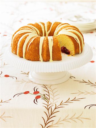 simsearch:659-08941014,k - Cranberry Bundt Cake with Icing; Slice Removed Foto de stock - Sin royalties Premium, Código: 659-06901620