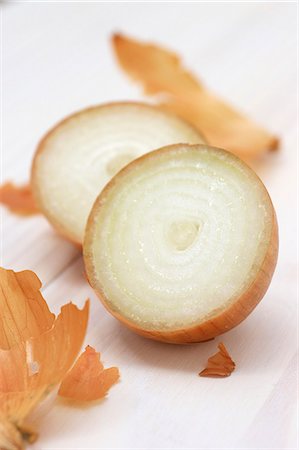 An onion, halved Stockbilder - Premium RF Lizenzfrei, Bildnummer: 659-06901622