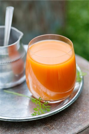 simsearch:659-03533648,k - Carrot and orange juice Photographie de stock - Premium Libres de Droits, Code: 659-06901657