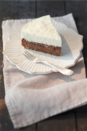 simsearch:659-01867067,k - A piece of poppy seed cake topped with coconut mousse Fotografie stock - Premium Royalty-Free, Codice: 659-06901707