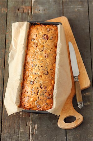 Nut cake with almonds, dried fruit and glacÈ fruits Photographie de stock - Premium Libres de Droits, Code: 659-06901701