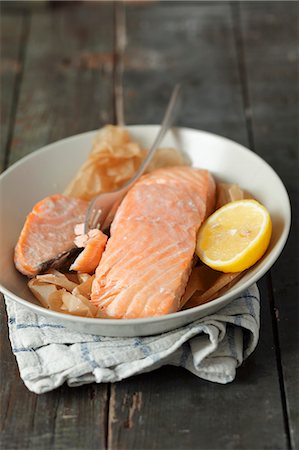salmone - Baked salmon fillet with lemon Fotografie stock - Premium Royalty-Free, Codice: 659-06901716