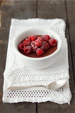 simsearch:659-06372337,k - Chocolate pudding topped with raspberries Foto de stock - Royalty Free Premium, Número: 659-06901712
