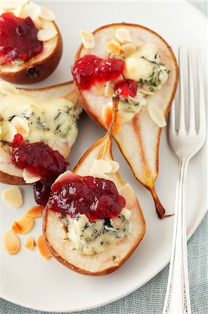 simsearch:659-06671539,k - Baked pears with blue cheese and cranberry jam Foto de stock - Sin royalties Premium, Código: 659-06901727