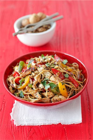 simsearch:659-07027745,k - Wholemeal spaghetti with turkey, peppers, parsley and walnuts Photographie de stock - Premium Libres de Droits, Code: 659-06901736