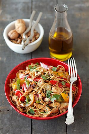 Wholemeal spaghetti with turkey, peppers, parsley and walnuts Photographie de stock - Premium Libres de Droits, Code: 659-06901737