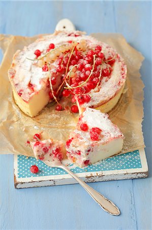 Redcurrant cheesecake Photographie de stock - Premium Libres de Droits, Code: 659-06901732