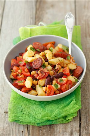 simsearch:659-06671123,k - Gnocchi with chorizo, kidney beans and cherry tomatoes Foto de stock - Royalty Free Premium, Número: 659-06901740