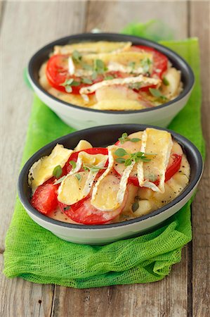 simsearch:659-08418888,k - Gnocchi baked with tomatoes and Camembert Photographie de stock - Premium Libres de Droits, Code: 659-06901741