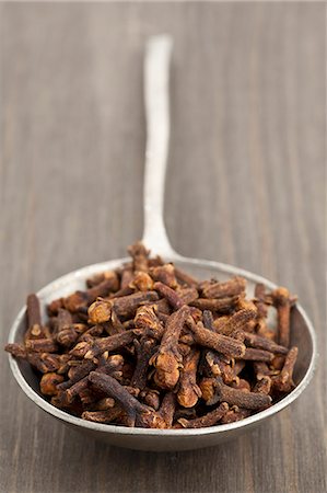 A spoon full of cloves Foto de stock - Sin royalties Premium, Código: 659-06901758