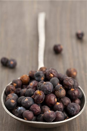 A spoon full of juniper berries Foto de stock - Sin royalties Premium, Código: 659-06901760