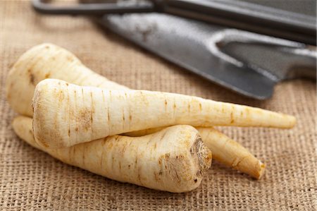 simsearch:659-06494407,k - Three Hamburg parsley roots Photographie de stock - Premium Libres de Droits, Code: 659-06901763