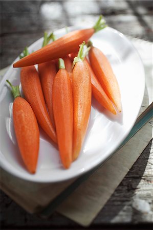 Peeled baby carrots on a plate Photographie de stock - Premium Libres de Droits, Code: 659-06901774