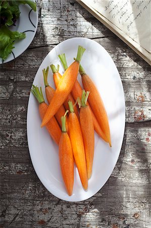 Peeled baby carrots on a plate (view from above) Foto de stock - Sin royalties Premium, Código: 659-06901773