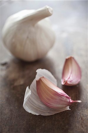 A whole bulb of garlic and two cloves of garlic Photographie de stock - Premium Libres de Droits, Code: 659-06901790