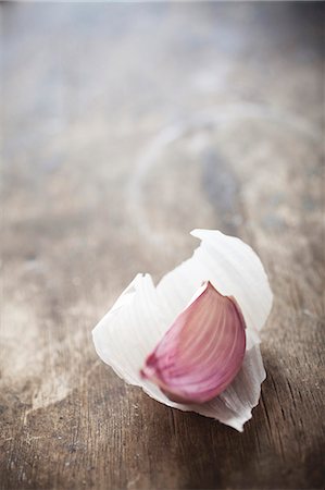 A clove of garlic on a wooden surface Foto de stock - Sin royalties Premium, Código: 659-06901791