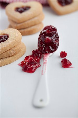 preserves - Cranberry jam and heart-shaped biscuits Foto de stock - Sin royalties Premium, Código: 659-06901826