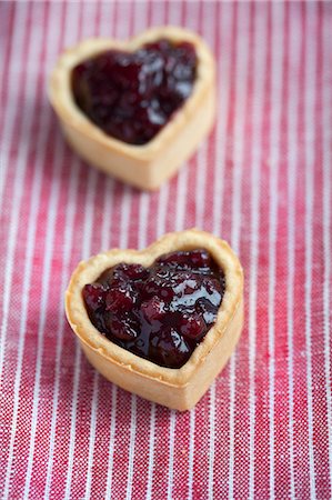 Heart-shaped biscuits filled with cranberry jam Foto de stock - Sin royalties Premium, Código: 659-06901828