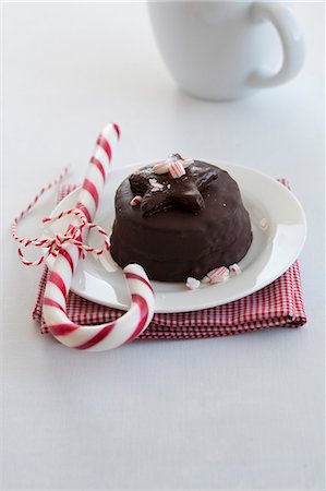 dulce de menta - A miniature chocolate torte with a candy cane at Christmas Foto de stock - Sin royalties Premium, Código: 659-06901822