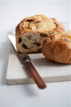 simsearch:659-07958456,k - Hefezopf (sweet bread from southern Germany) with figs and raisins Photographie de stock - Premium Libres de Droits, Code: 659-06901836