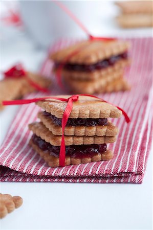 Butter biscuits with jam, as a gift Stock Photo - Premium Royalty-Free, Code: 659-06901830