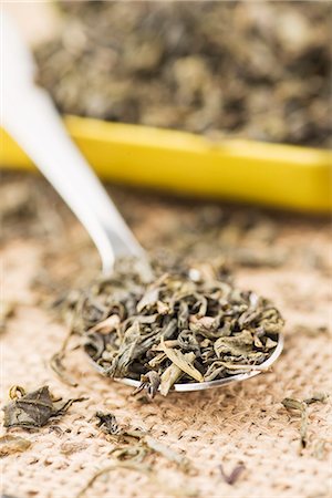 Green tea on a spoon Stock Photo - Premium Royalty-Free, Code: 659-06901848