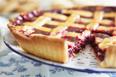 Blueberry pie with one slice removed Foto de stock - Royalty Free Premium, Número: 659-06901850