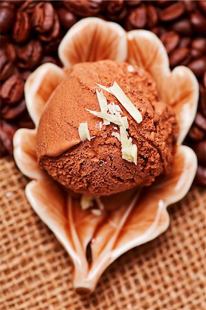 A scoop of chocolate ice cream with lots of coffee beans, topped with white chocolate, viewed from above Photographie de stock - Premium Libres de Droits, Code: 659-06901866