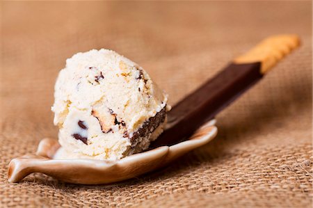 A scoop of home-made cookie ice cream with a biscuit Stock Photo - Premium Royalty-Free, Code: 659-06901869