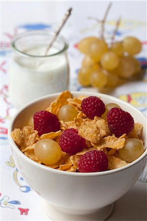 simsearch:659-06186911,k - Cornflakes with grapes and raspberries Stock Photo - Premium Royalty-Free, Code: 659-06901877
