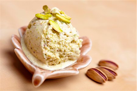 pistachio ice cream - Home-made pistachio ice cream with pistachios as decoration, in a bowl Foto de stock - Sin royalties Premium, Código: 659-06901871