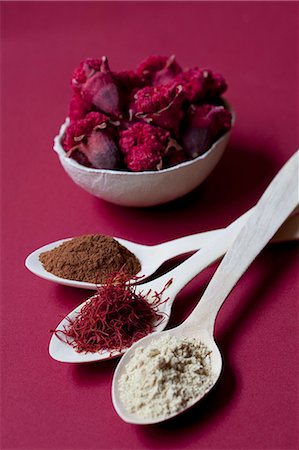 safran (épice) - Spoons of liquorice root powder, saffron threads and cinnamon, with a bowl of pomegranate flowers Photographie de stock - Premium Libres de Droits, Code: 659-06901895