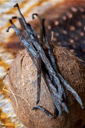 Vanilla pods on top of a coconut Foto de stock - Sin royalties Premium, Código: 659-06901897