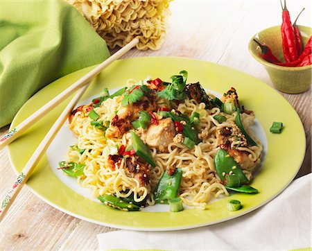 simsearch:659-03527936,k - Noodles with chicken, chillies and sesame seeds (Asia) Photographie de stock - Premium Libres de Droits, Code: 659-06901901