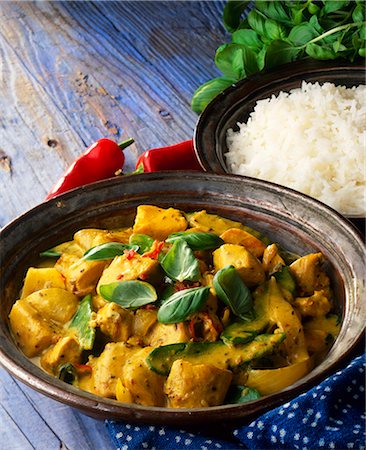 simsearch:659-06902507,k - Yellow Thai curry with rice Photographie de stock - Premium Libres de Droits, Code: 659-06901903