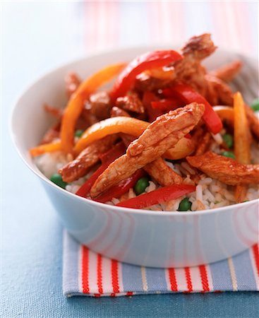 simsearch:659-06901277,k - Chicken pieces with peppers on a bed of rice Foto de stock - Sin royalties Premium, Código: 659-06901914