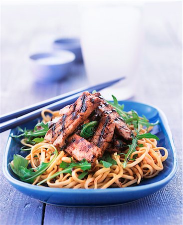 east asian food - Pork with soy and garlic on a bed of noodles (Asia) Foto de stock - Sin royalties Premium, Código: 659-06901915