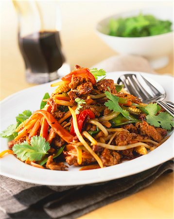 simsearch:659-08419043,k - Noodles with spicy beef (Asia) Foto de stock - Sin royalties Premium, Código: 659-06901919