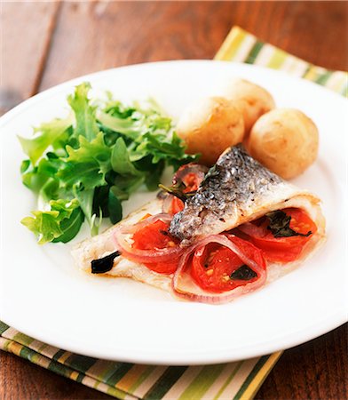 simsearch:659-08419351,k - Baked mackerel fillet with tomatoes and red onions Stock Photo - Premium Royalty-Free, Code: 659-06901937