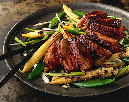 simsearch:659-06185365,k - Glazed duck breast on a bed of stir-fried vegetables (Asia) Photographie de stock - Premium Libres de Droits, Code: 659-06901945