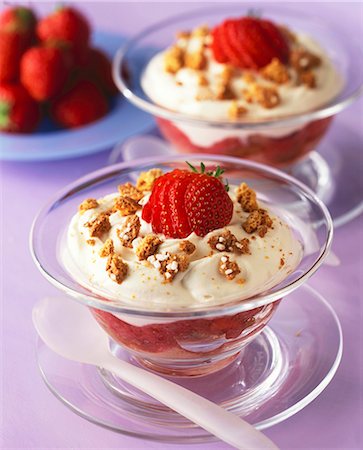 Strawberry fool topped with cream Fotografie stock - Premium Royalty-Free, Codice: 659-06901948