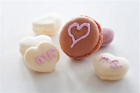 simsearch:659-03531958,k - Macaroons decorated with hearts and writing using sugar icing Photographie de stock - Premium Libres de Droits, Code: 659-06901959