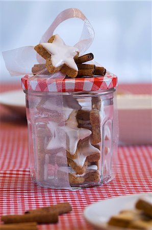 Star-shaped cinnamon biscuits in a preserving jar Stock Photo - Premium Royalty-Free, Code: 659-06901965