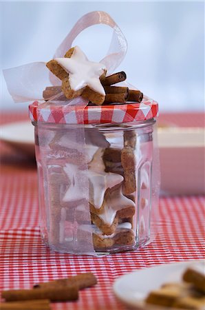 Star-shaped cinnamon biscuits in a preserving jar Foto de stock - Sin royalties Premium, Código: 659-06901965