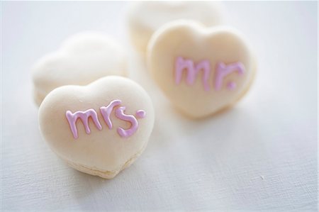 Heart-shaped macaroons decorated with writing using sugar icing Foto de stock - Sin royalties Premium, Código: 659-06901960