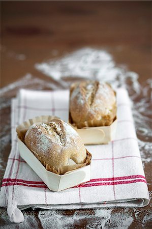 Two miniature loaves of bread Stockbilder - Premium RF Lizenzfrei, Bildnummer: 659-06901976