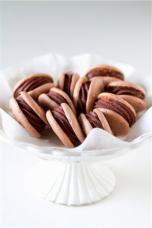 simsearch:659-06902692,k - Chocolate macaroons Photographie de stock - Premium Libres de Droits, Code: 659-06901980