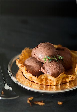Chocolate ice cream in a waffle Photographie de stock - Premium Libres de Droits, Code: 659-06901981